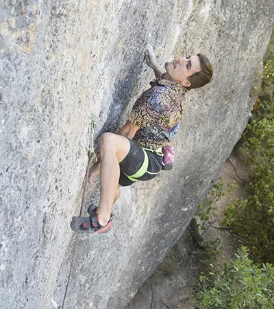 Gerard escalando
